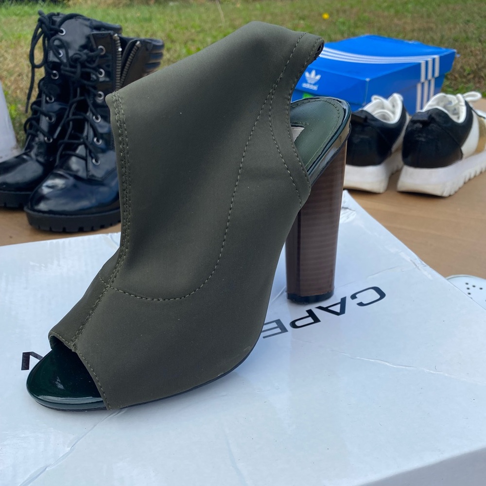 Green Cape Robbin open toe heels W7